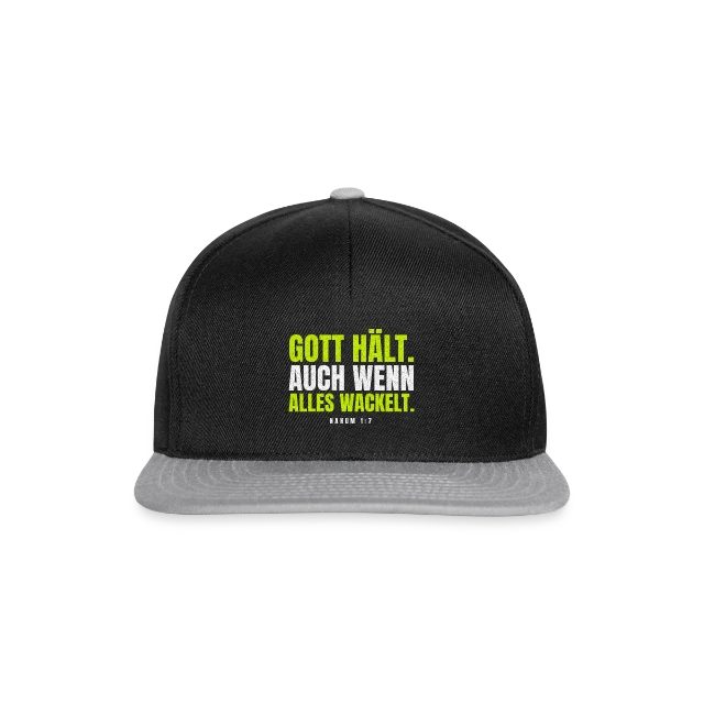 Gott hält. Auch wenn alles wackelt. – Nahum 1,7 auf Snapback Cap in Schwarz/Grau, Vorderansicht