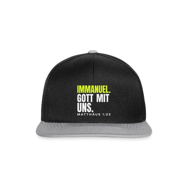 Immanuel. Gott mit uns. – Matthäus 1,23 auf Snapback Cap in Schwarz/Grau, Vorderansicht