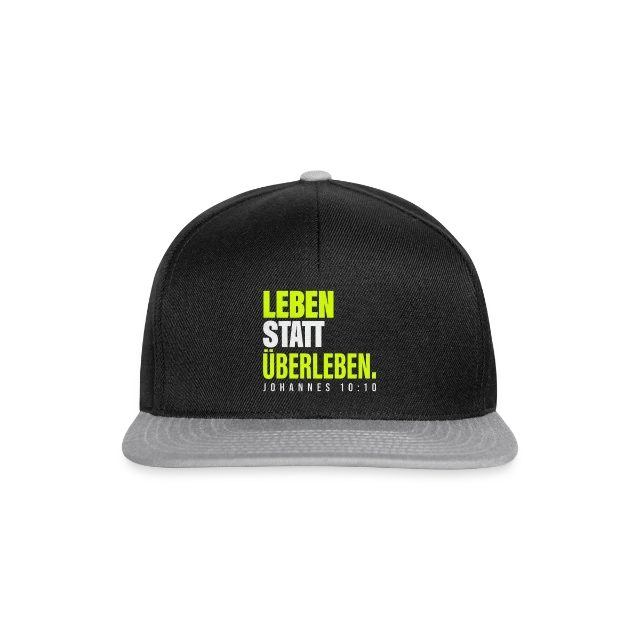 Leben statt Überleben – Johannes 10,10 auf Snapback Cap in Schwarz/Grau, Vorderansicht