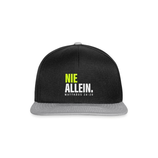Nie allein – Matthäus 28,20 auf Snapback Cap in Schwarz/Grau, Vorderansicht