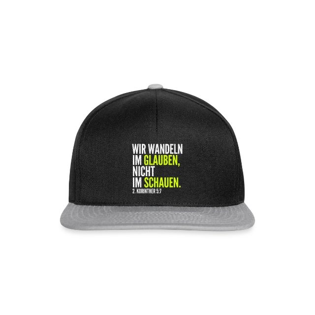 Wir wandeln im Glauben – 2. Korinther 5,7 auf Snapback Cap in Schwarz/Grau, Vorderansicht